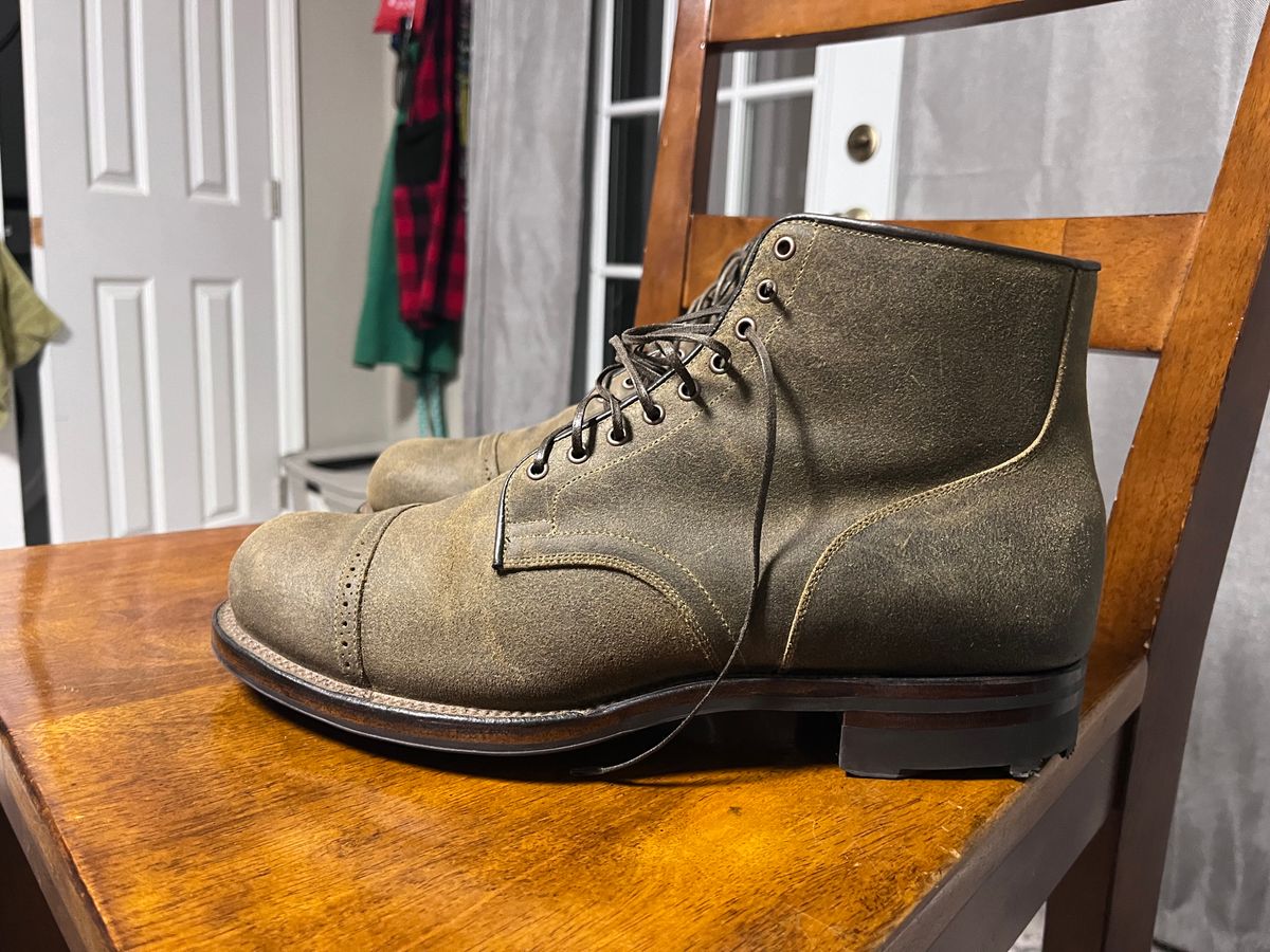 Photo by peckinpaws on April 23, 2025 of the Viberg Service Boot in C.F. Stead Mojave Waxy Commander.