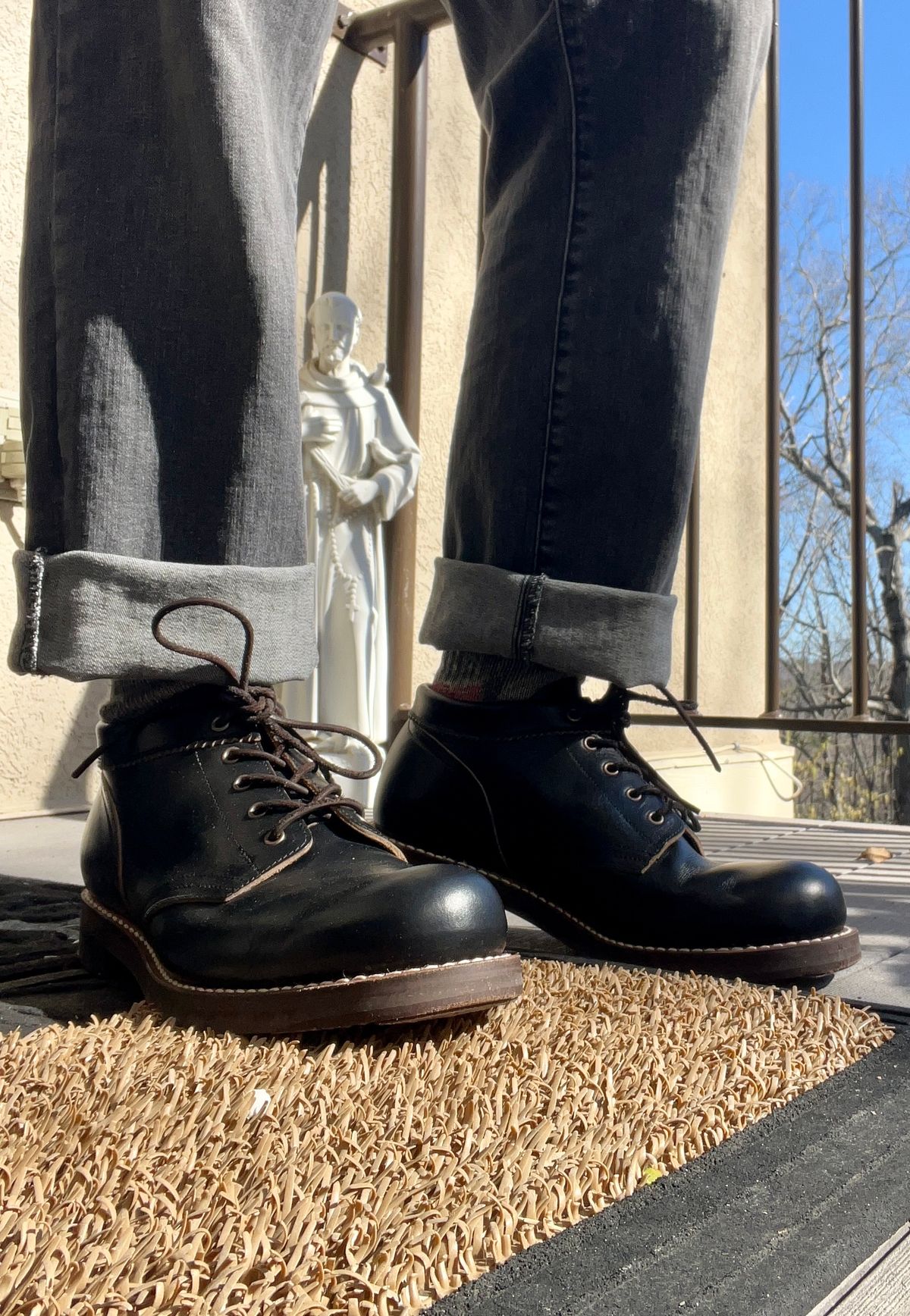 Photo by peckinpaws on March 21, 2025 of the Rolling Dub Trio Coupen in Horween Black Chromexcel.