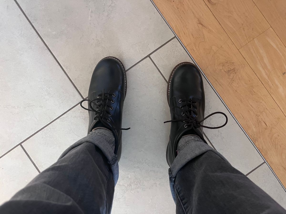 Photo by peckinpaws on March 21, 2025 of the Rolling Dub Trio Coupen in Horween Black Chromexcel.