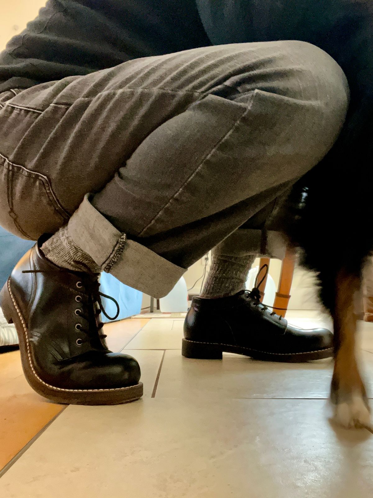 Photo by peckinpaws on March 21, 2025 of the Rolling Dub Trio Coupen in Horween Black Chromexcel.
