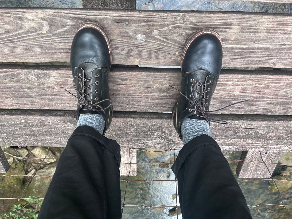 Photo by peckinpaws on April 10, 2025 of the Rolling Dub Trio Coupen in Horween Black Chromexcel.