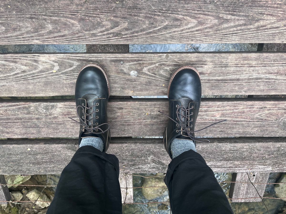 Photo by peckinpaws on April 10, 2025 of the Rolling Dub Trio Coupen in Horween Black Chromexcel.