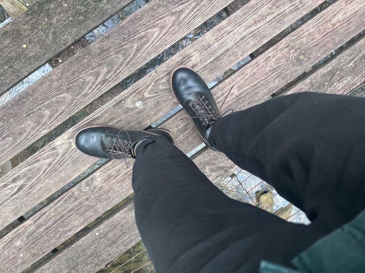 Photo by peckinpaws on April 10, 2025 of the Rolling Dub Trio Coupen in Horween Black Chromexcel.