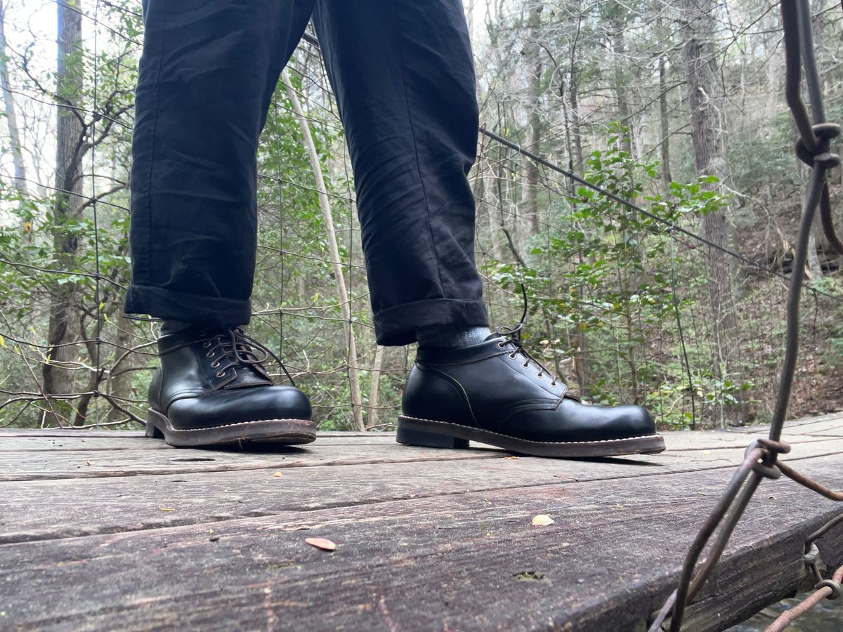 Photo by peckinpaws on April 10, 2025 of the Rolling Dub Trio Coupen in Horween Black Chromexcel.
