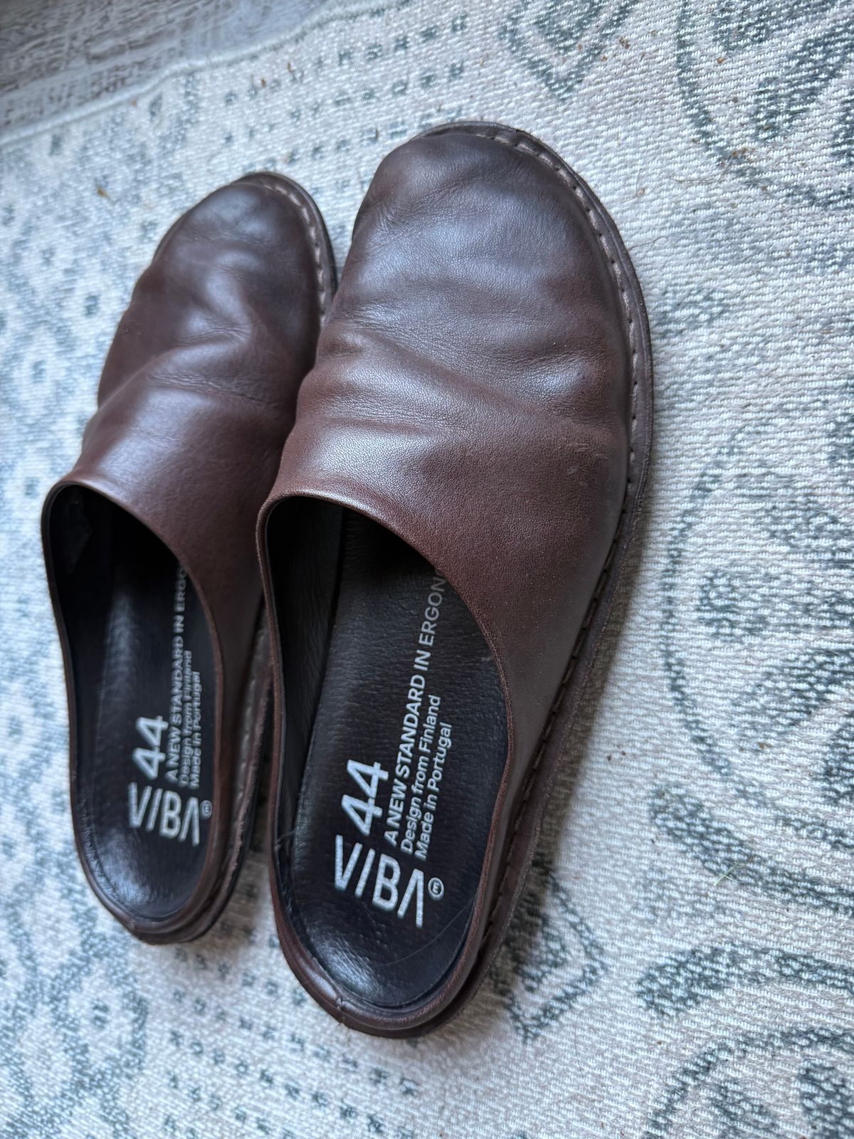 Photo by peckinpaws on April 11, 2026 of the Vibae Roma in Cocoa Brown.