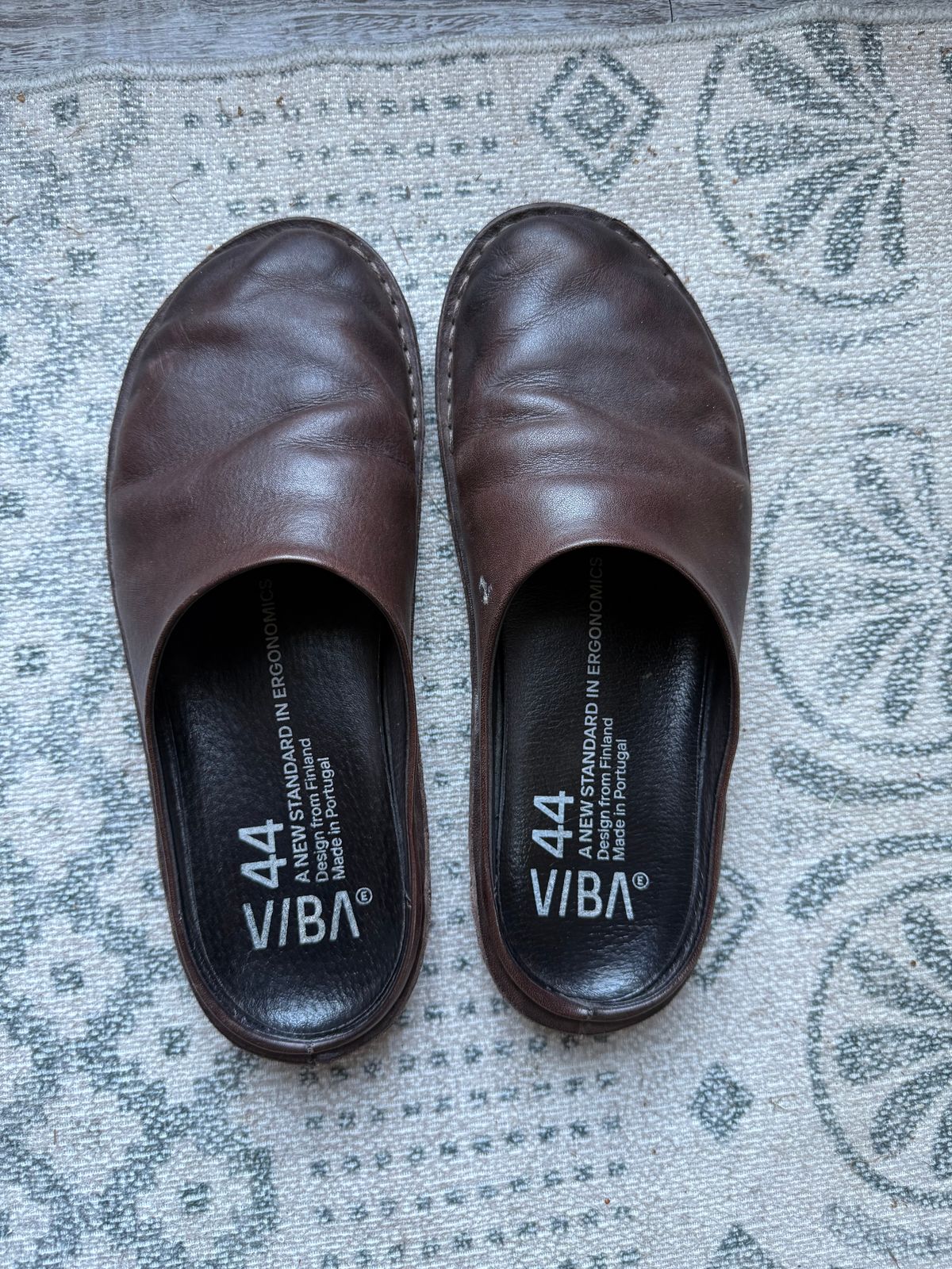 Photo by peckinpaws on April 11, 2026 of the Vibae Roma in Cocoa Brown.