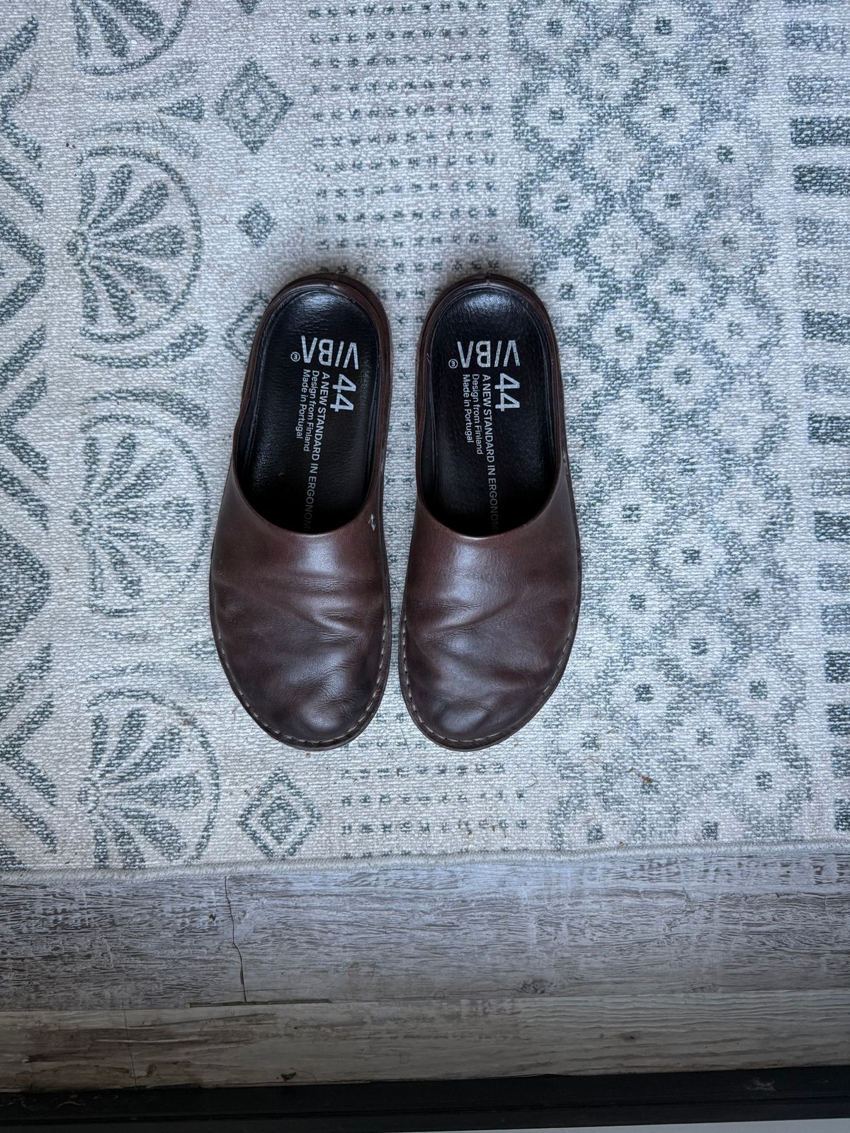 Photo by peckinpaws on April 11, 2026 of the Vibae Roma in Cocoa Brown.