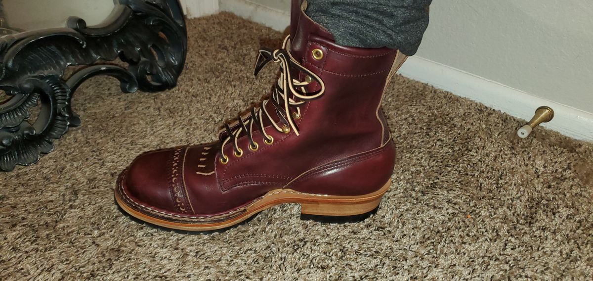 Photo by Jamesv on December 21, 2023 of the White's Bounty Hunter in Horween Burgundy Chromexcel.