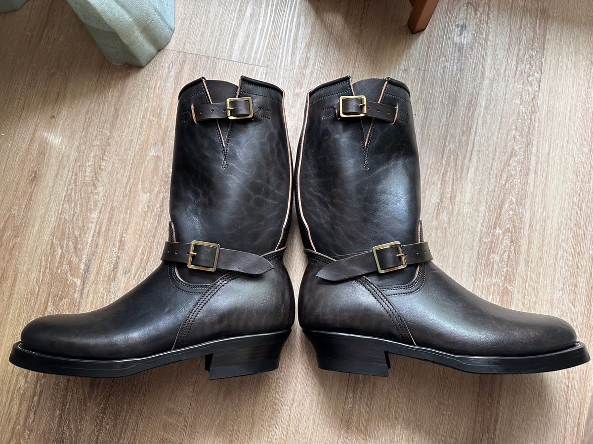 Photo by bigorangeduck on April 24, 2026 of the Unsung U 22-2 Engineer Boot in Maryam Natural Horsebutt Overdyed Black.