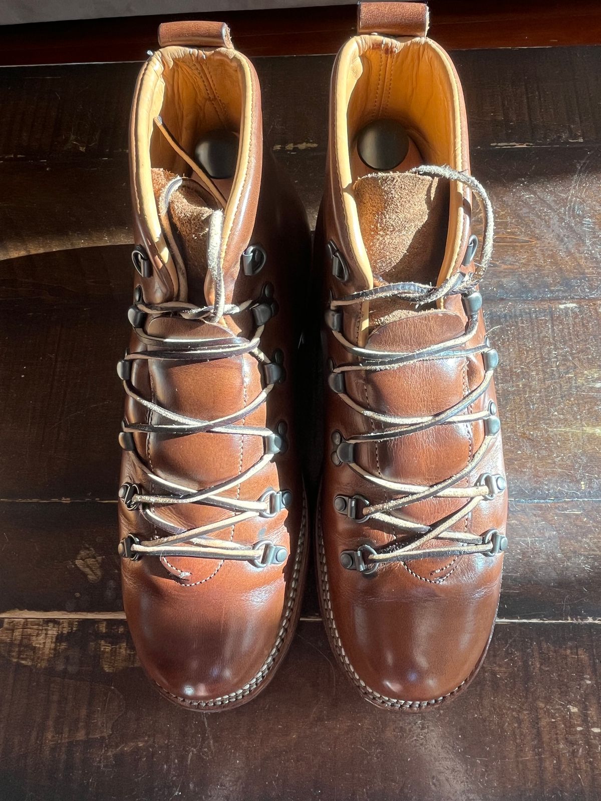 Photo by Gpittman9 on May 31, 2025 of the Viberg Hiker in Horween Natural Chromexcel.