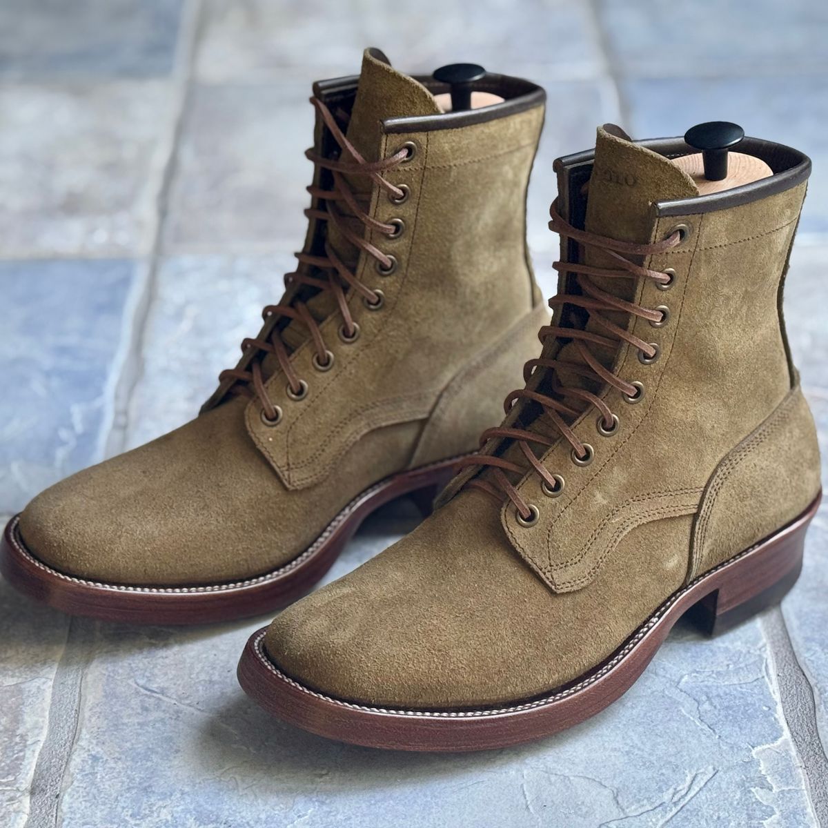 Photo by ScuffedUpKicks on October 1, 2025 of the Sobreiro Boots Estrella in Lo Stivale Natural Roughout.