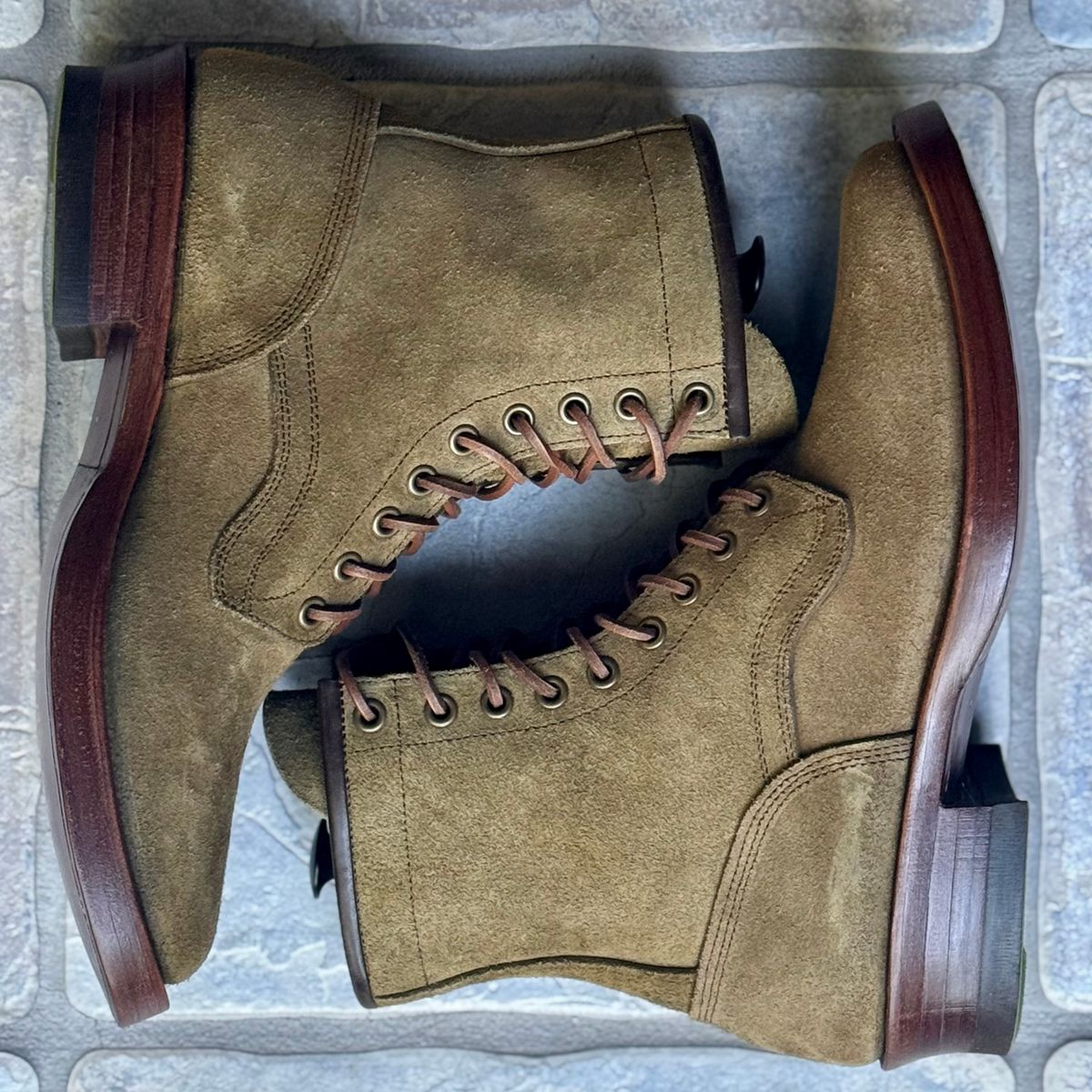 Photo by ScuffedUpKicks on October 1, 2025 of the Sobreiro Boots Estrella in Lo Stivale Natural Roughout.