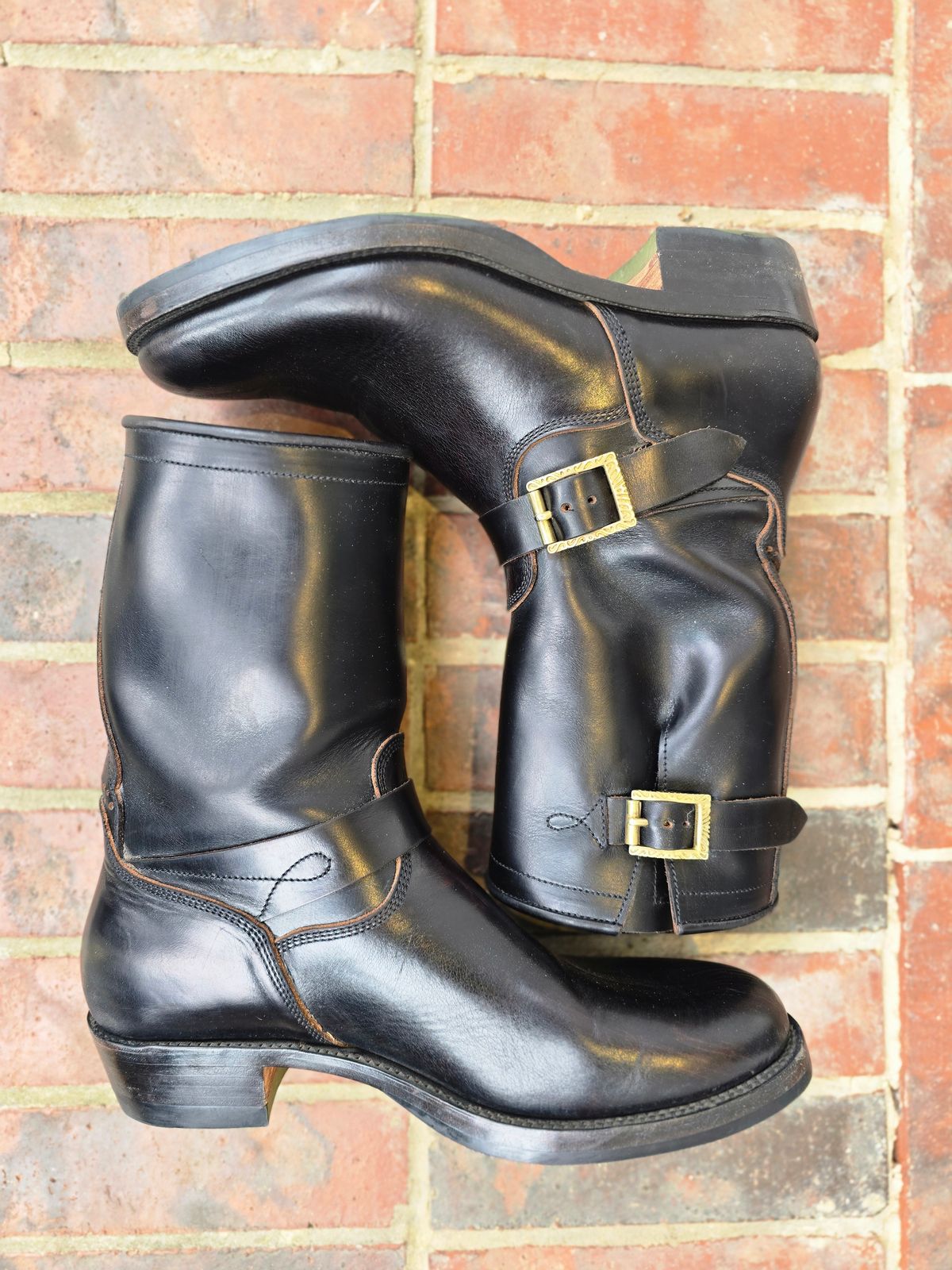 Photo by alanight on December 5, 2025 of the Fortis Boots Engineer Pandawa Last in Fortis Boots Indonesian Natural Vegtan Hand Overdye.