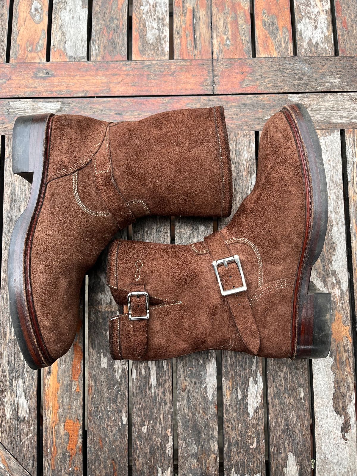 Photo by audysco on November 6, 2025 of the Junkard Engineer Boots in Indonesian Dark Brown Rough Out.