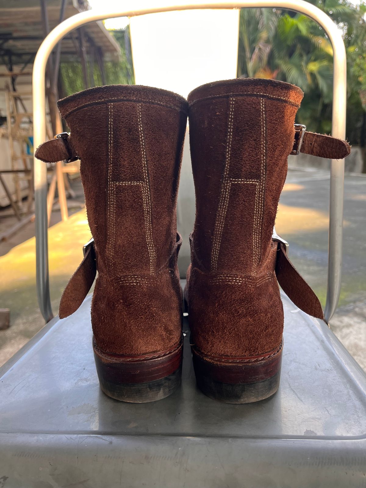 Photo by audysco on December 6, 2025 of the Junkard Engineer Boots in Indonesian Dark Brown Rough Out.