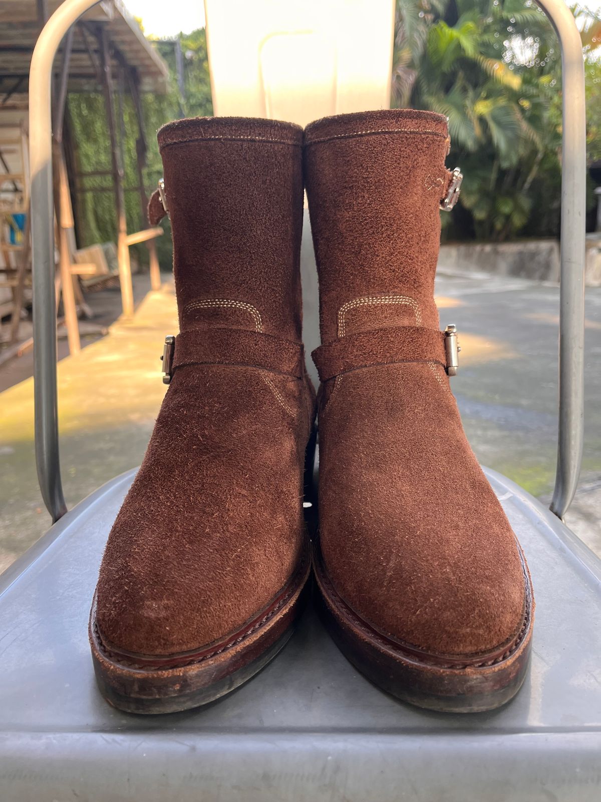 Photo by audysco on December 6, 2025 of the Junkard Engineer Boots in Indonesian Dark Brown Rough Out.