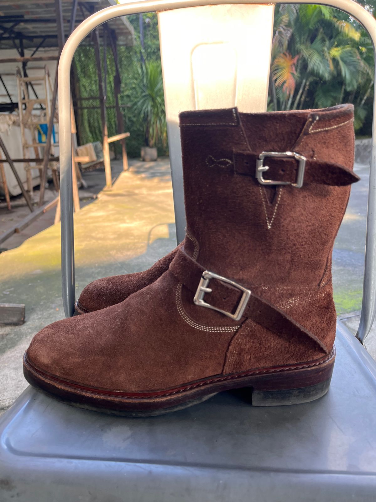 Photo by audysco on December 6, 2025 of the Junkard Engineer Boots in Indonesian Dark Brown Rough Out.