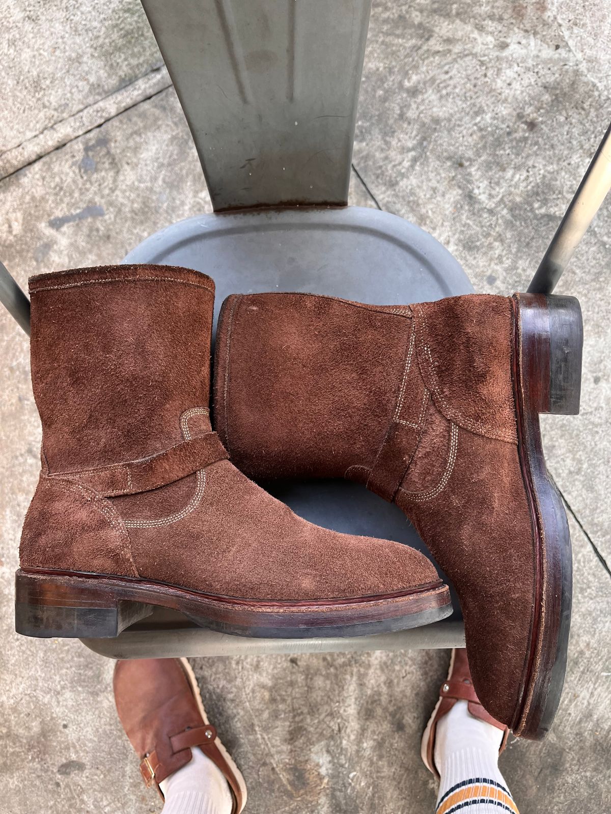 Photo by audysco on December 6, 2025 of the Junkard Engineer Boots in Indonesian Dark Brown Rough Out.