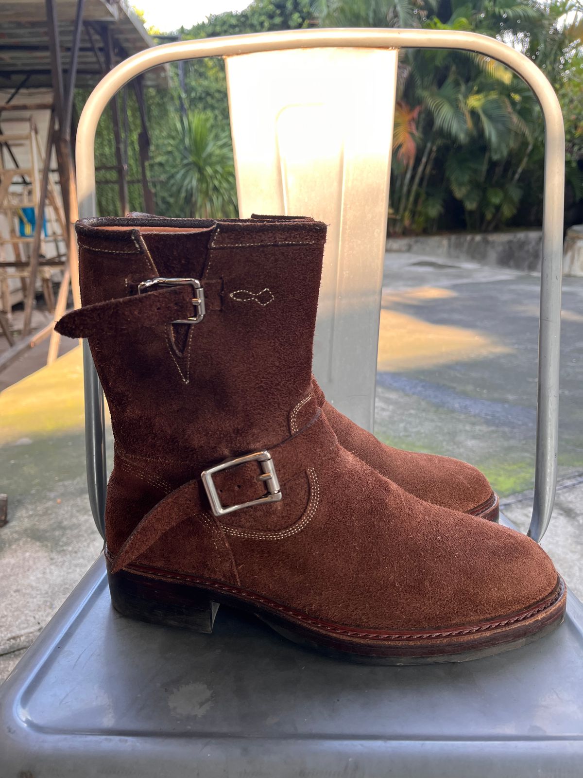 Photo by audysco on December 6, 2025 of the Junkard Engineer Boots in Indonesian Dark Brown Rough Out.