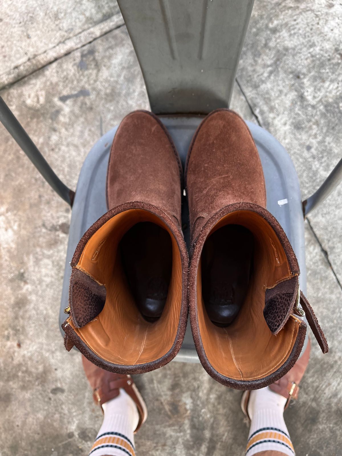 Photo by audysco on December 6, 2025 of the Junkard Engineer Boots in Indonesian Dark Brown Rough Out.