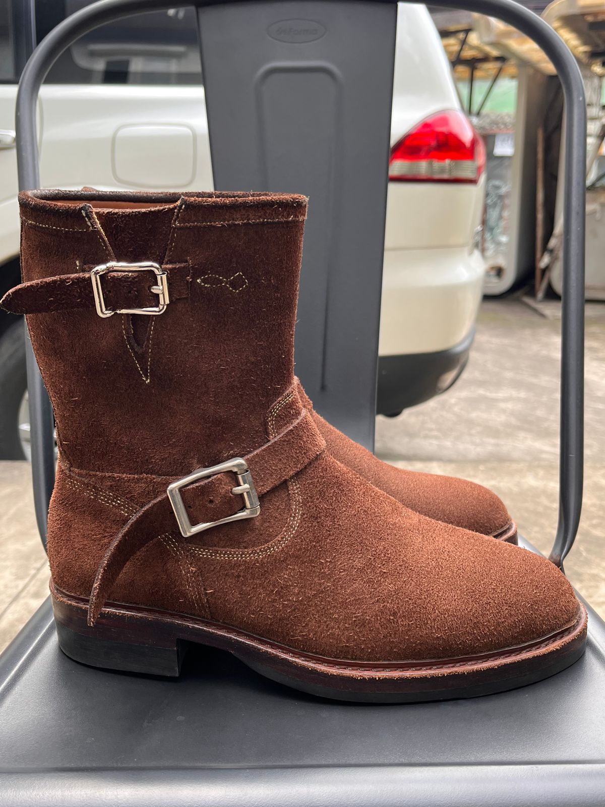 Photo by audysco on January 6, 2026 of the Junkard Engineer Boots in Indonesian Dark Brown Rough Out.