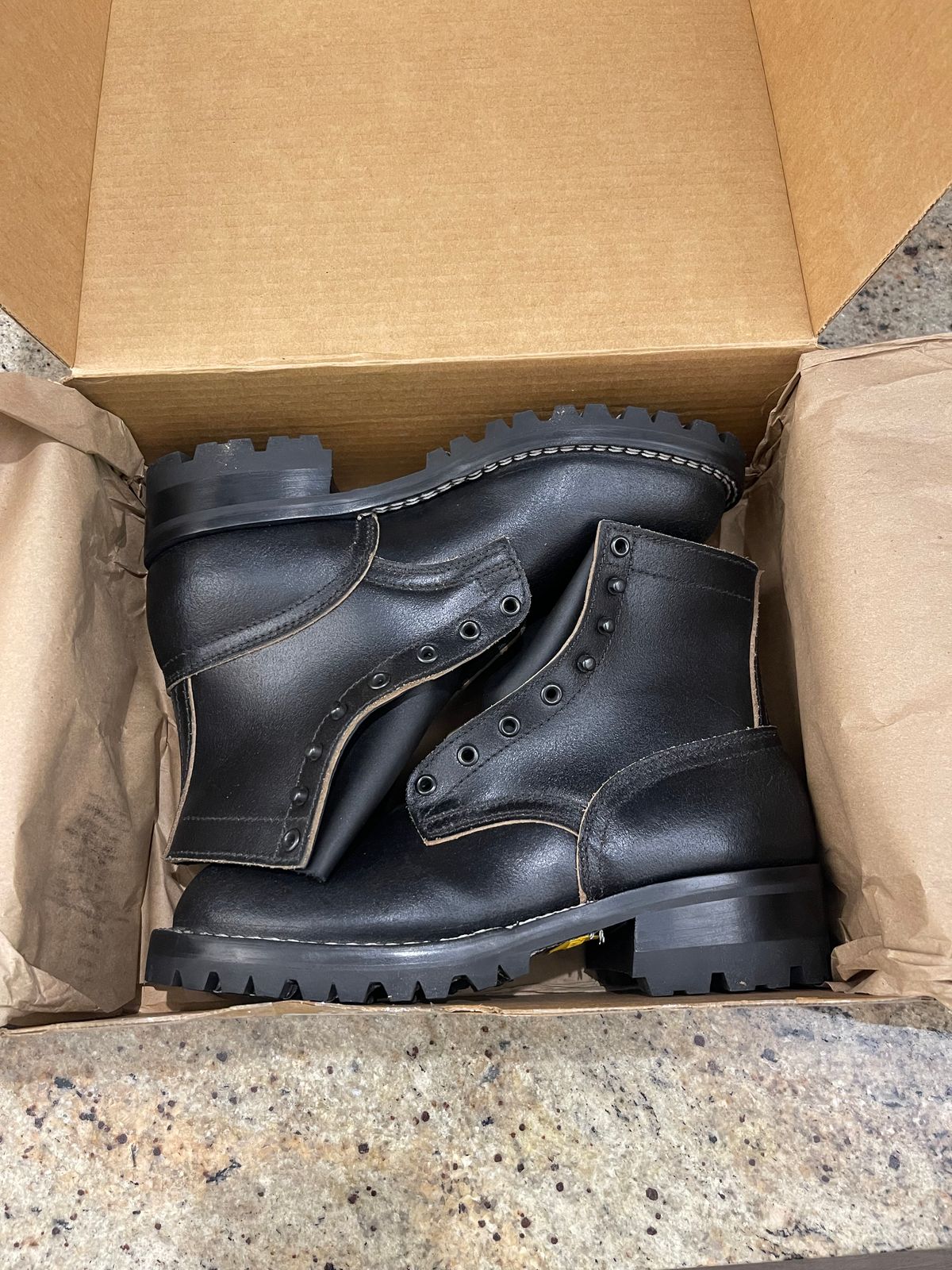 Photo by swiftsssss on January 22, 2025 of the Nicks MTO in Horween Black Waxed Flesh.