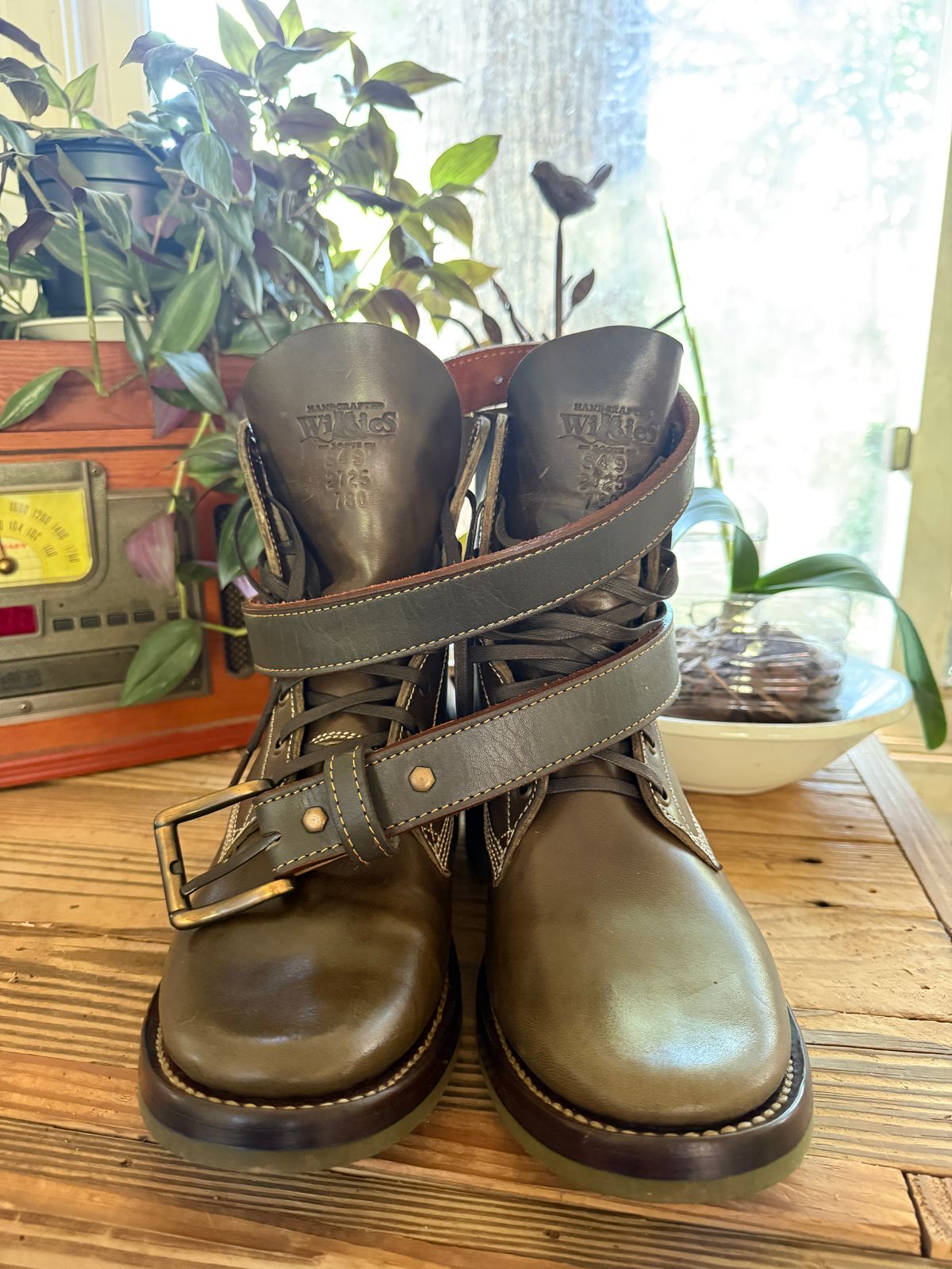Photo by DinkyDog on October 3, 2025 of the Fields Outfitting Green Belt in Olive Argentinian Vegtable Tanned Leather.
