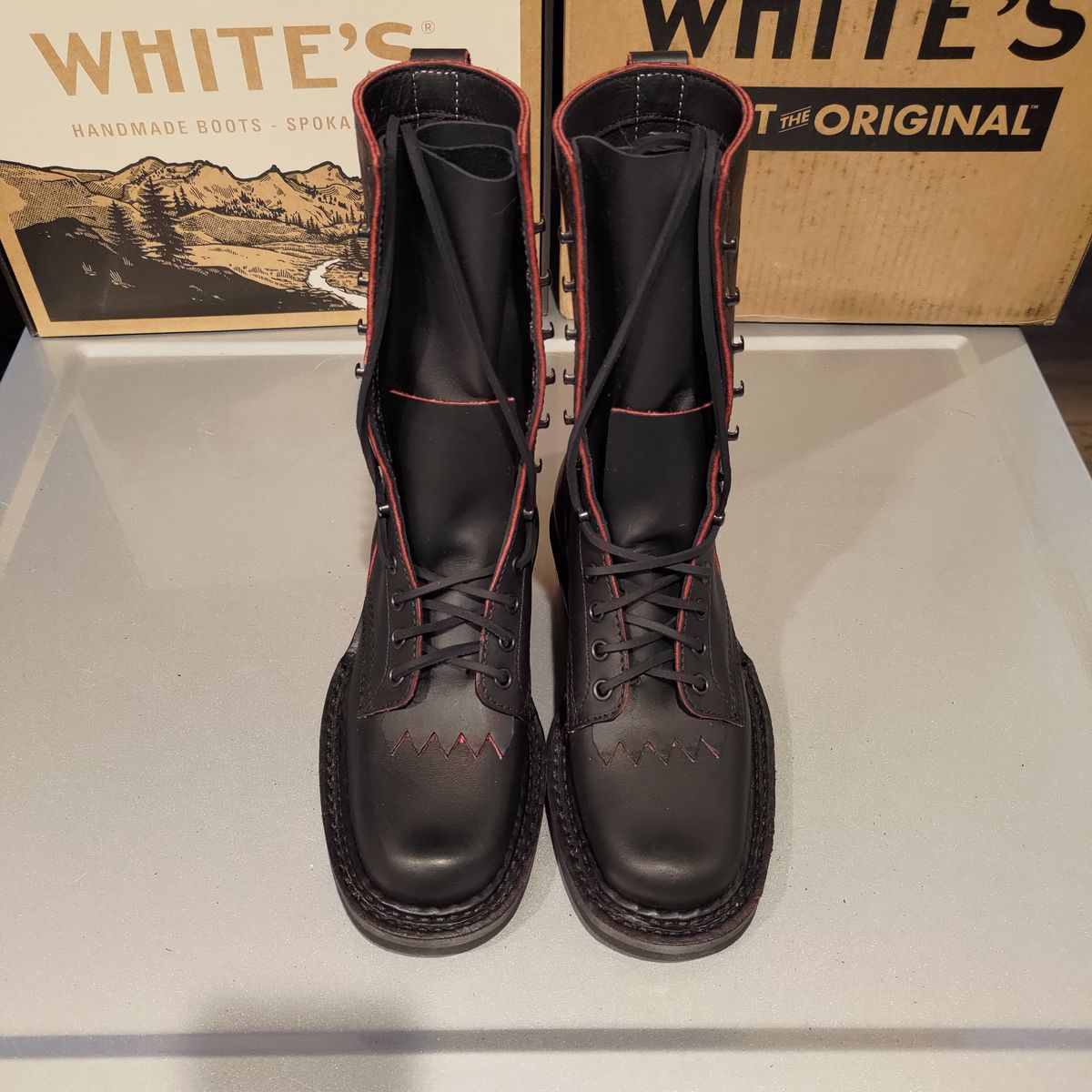Photo by 3ringCircu5 on December 17, 2024 of the White's x Rose Anvil Drifter 3.0 in Seidel x Rose Anvil Blood Core Latigo.