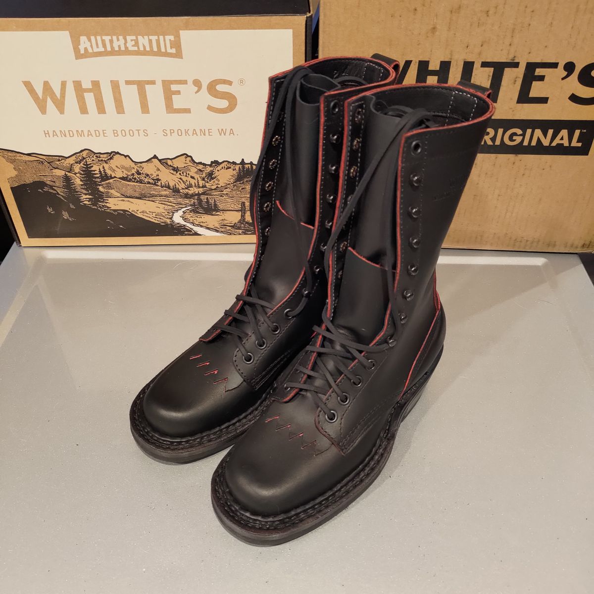 Photo by 3ringCircu5 on December 17, 2024 of the White's x Rose Anvil Drifter 3.0 in Seidel x Rose Anvil Blood Core Latigo.