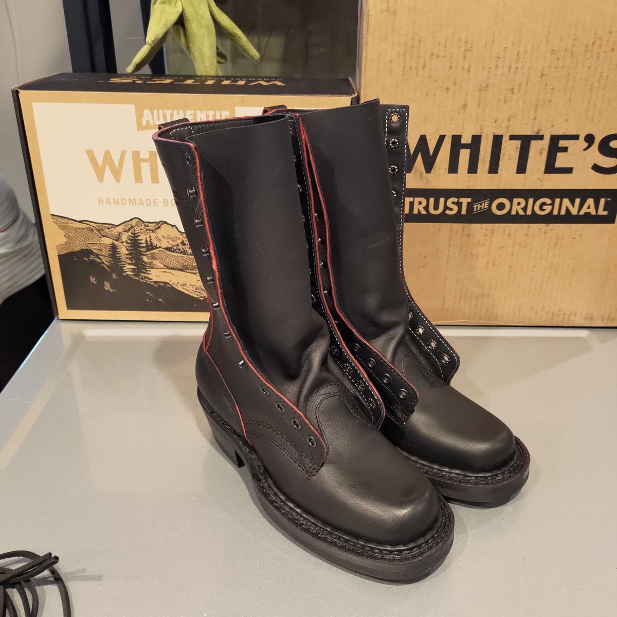 Photo by 3ringCircu5 on December 17, 2024 of the White's x Rose Anvil Drifter 3.0 in Seidel x Rose Anvil Blood Core Latigo.