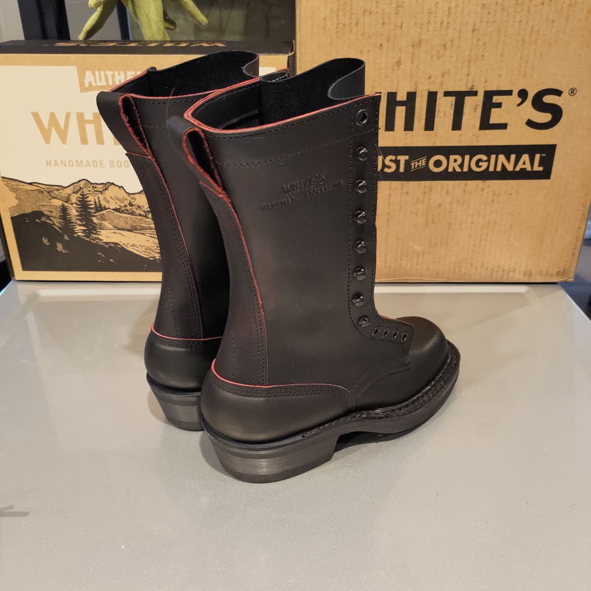 Photo by 3ringCircu5 on December 17, 2024 of the White's x Rose Anvil Drifter 3.0 in Seidel x Rose Anvil Blood Core Latigo.
