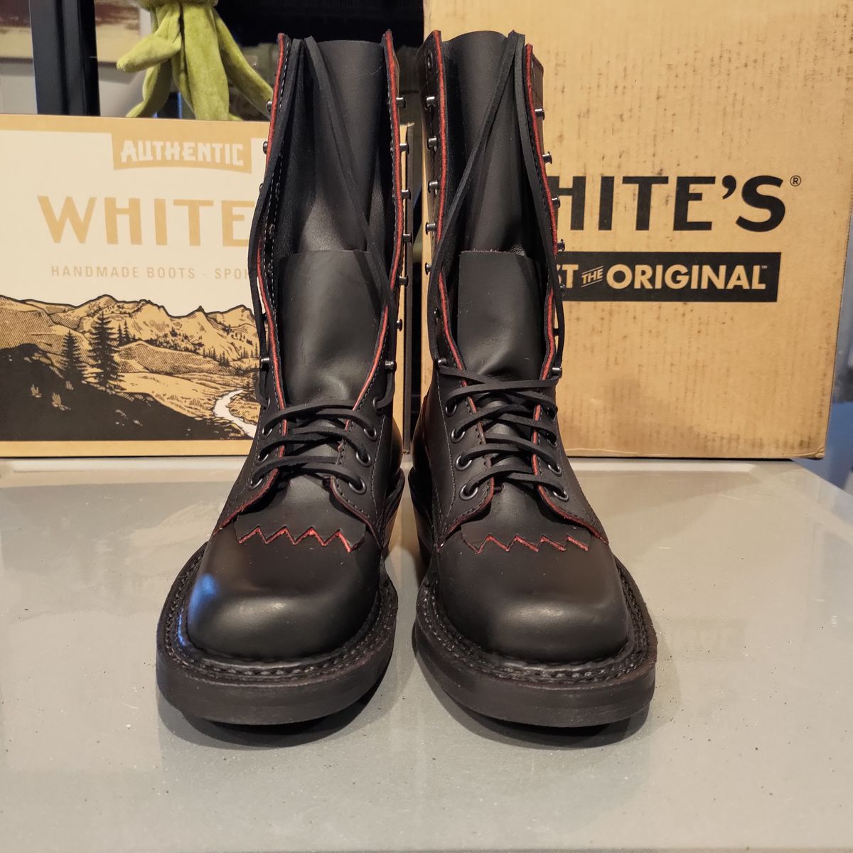 Photo by 3ringCircu5 on December 17, 2024 of the White's x Rose Anvil Drifter 3.0 in Seidel x Rose Anvil Blood Core Latigo.