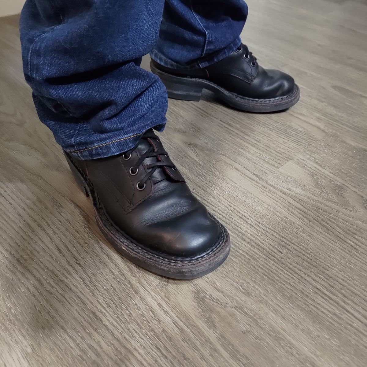 Photo by 3ringCircu5 on December 12, 2025 of the White's x Rose Anvil Drifter 3.0 in Seidel x Rose Anvil Blood Core Latigo.