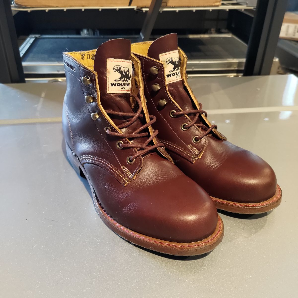 Photo by 3ringCircu5 on May 21, 2024 of the Wolverine 1000 Mile Plain-Toe Boot in Horween Tan/Cordovan (Color) Chromexcel.