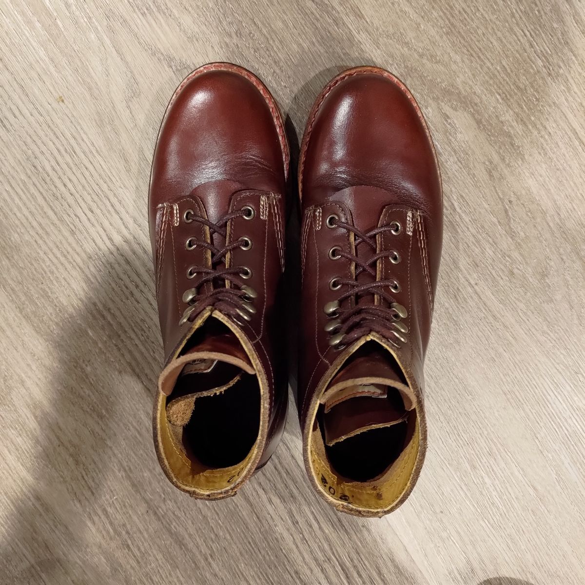 Photo by 3ringCircu5 on May 25, 2024 of the Wolverine 1000 Mile Plain-Toe Boot in Horween Tan/Cordovan (Color) Chromexcel.