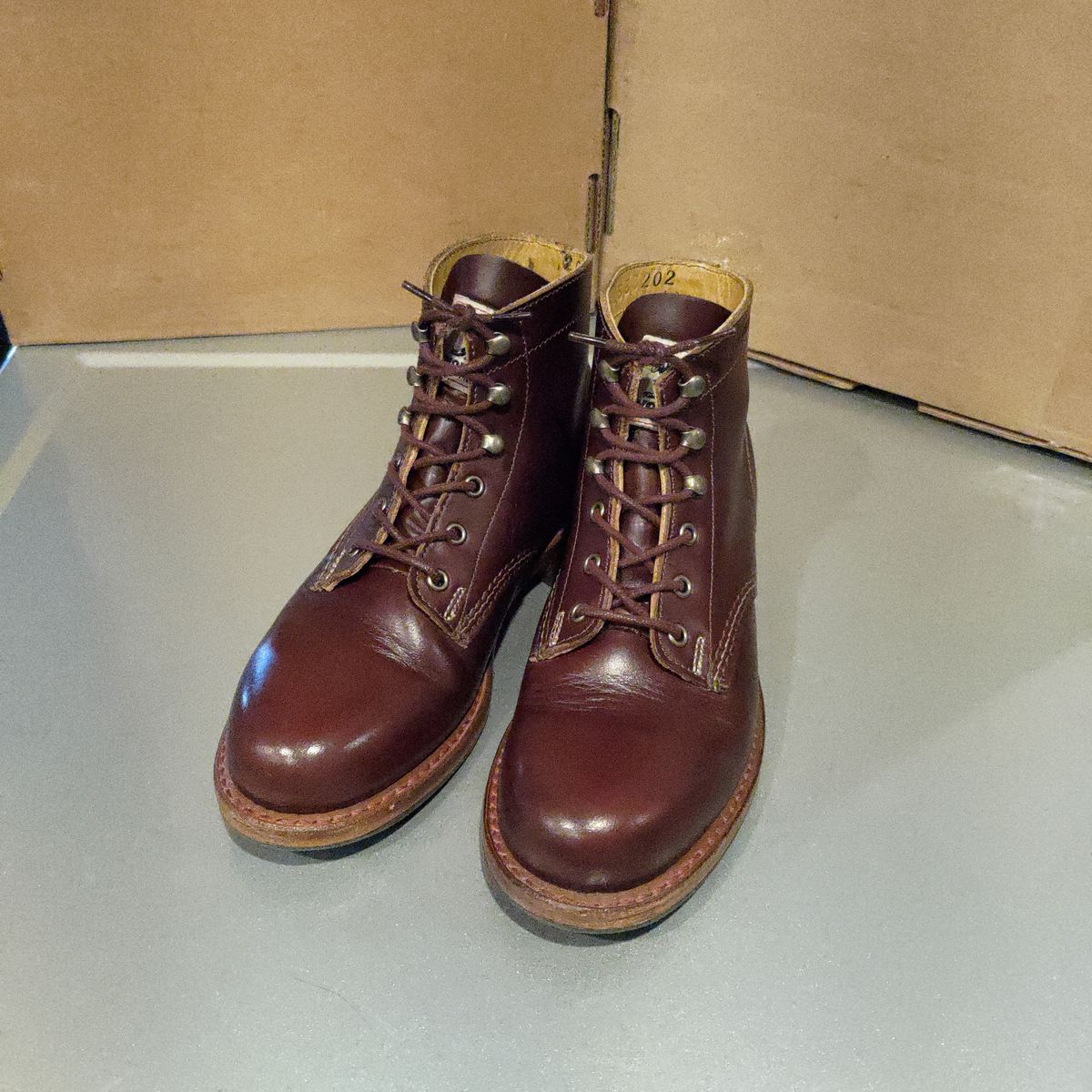 Photo by 3ringCircu5 on August 17, 2024 of the Wolverine 1000 Mile Plain-Toe Boot in Horween Tan/Cordovan (Color) Chromexcel.