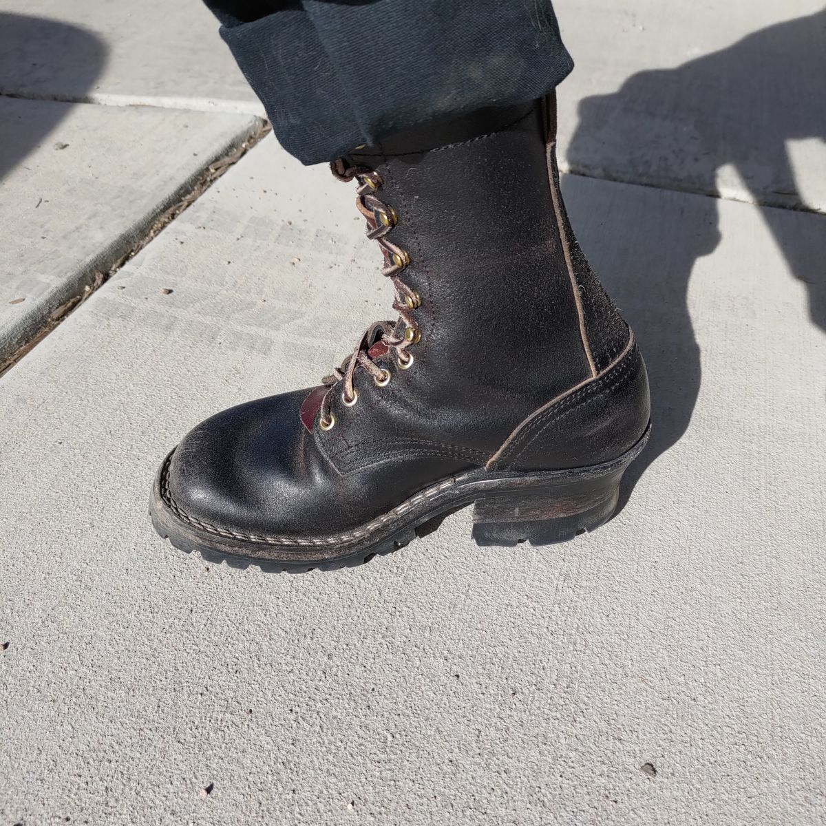 Photo by 3ringCircu5 on April 12, 2025 of the Nicks Urban Logger in Horween Black Waxed Flesh.
