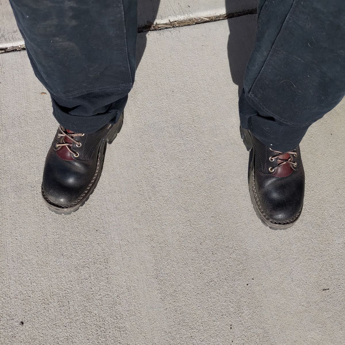 Photo by 3ringCircu5 on April 12, 2025 of the Nicks Urban Logger in Horween Black Waxed Flesh.