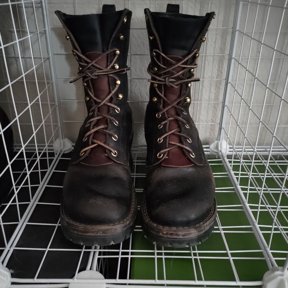 Photo by 3ringCircu5 on February 16, 2026 of the Nicks Urban Logger in Horween Black Waxed Flesh.