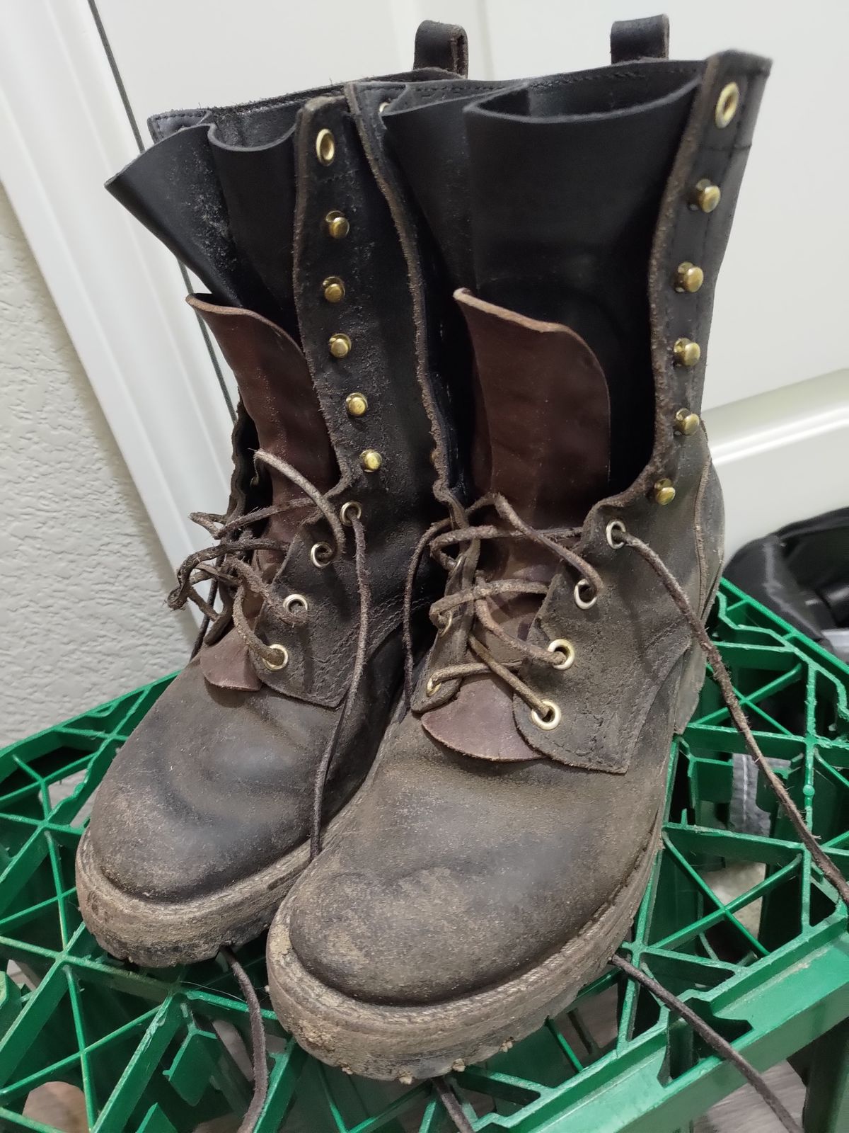 Photo by 3ringCircu5 on May 30, 2026 of the Nicks Urban Logger in Horween Black Waxed Flesh.