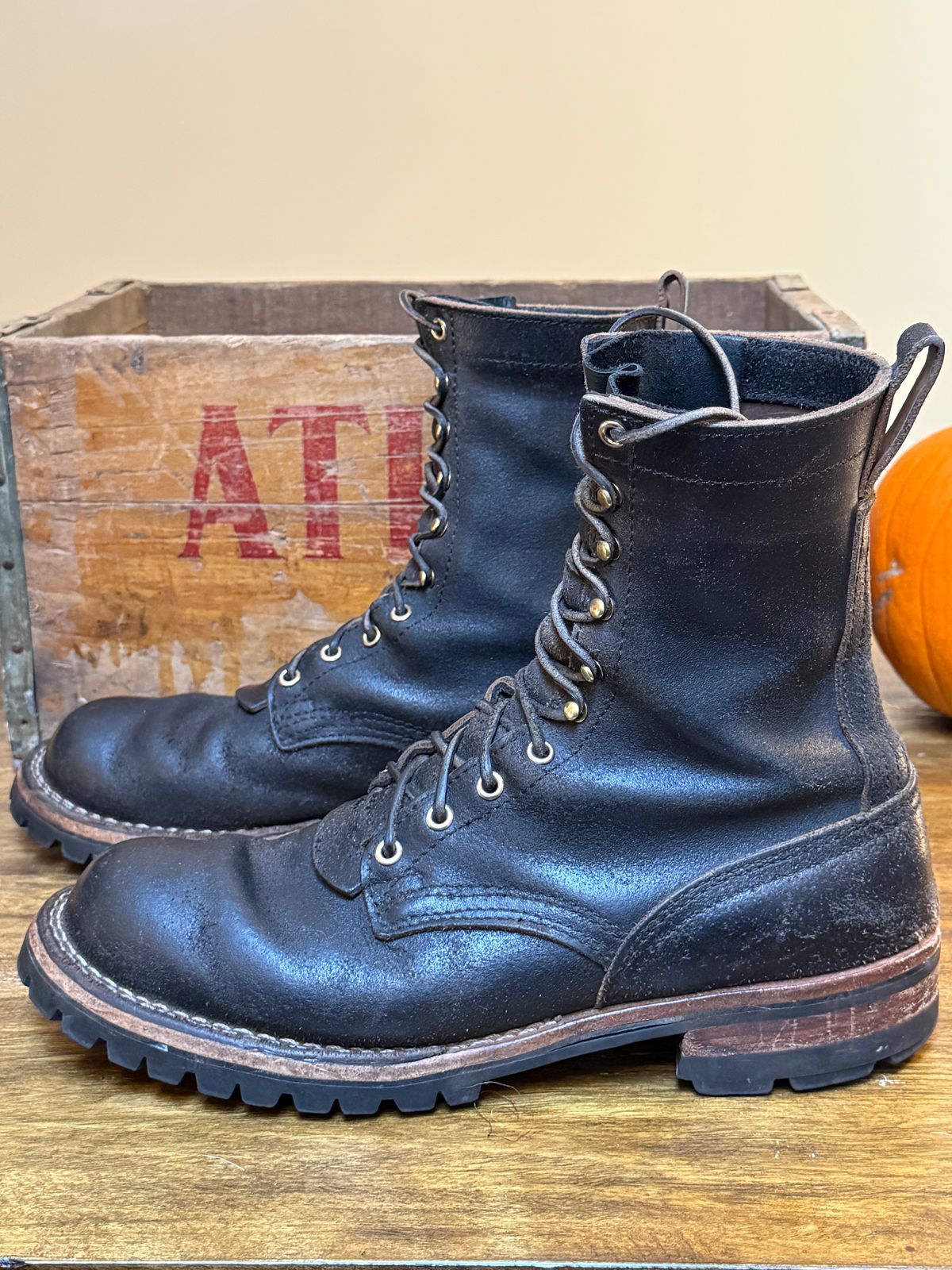 Photo by Odyssey.Rider on November 1, 2025 of the Nicks Overlander in Horween Black Waxed Flesh.