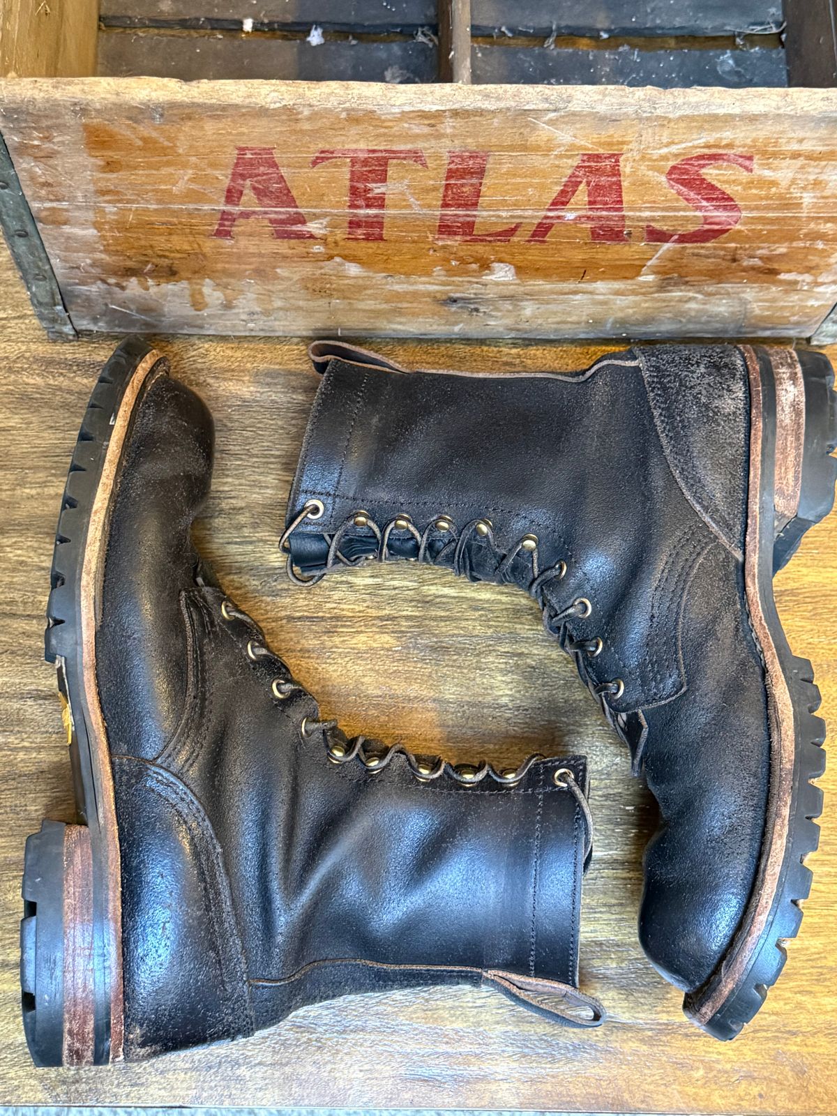 Photo by Odyssey.Rider on November 1, 2025 of the Nicks Overlander in Horween Black Waxed Flesh.