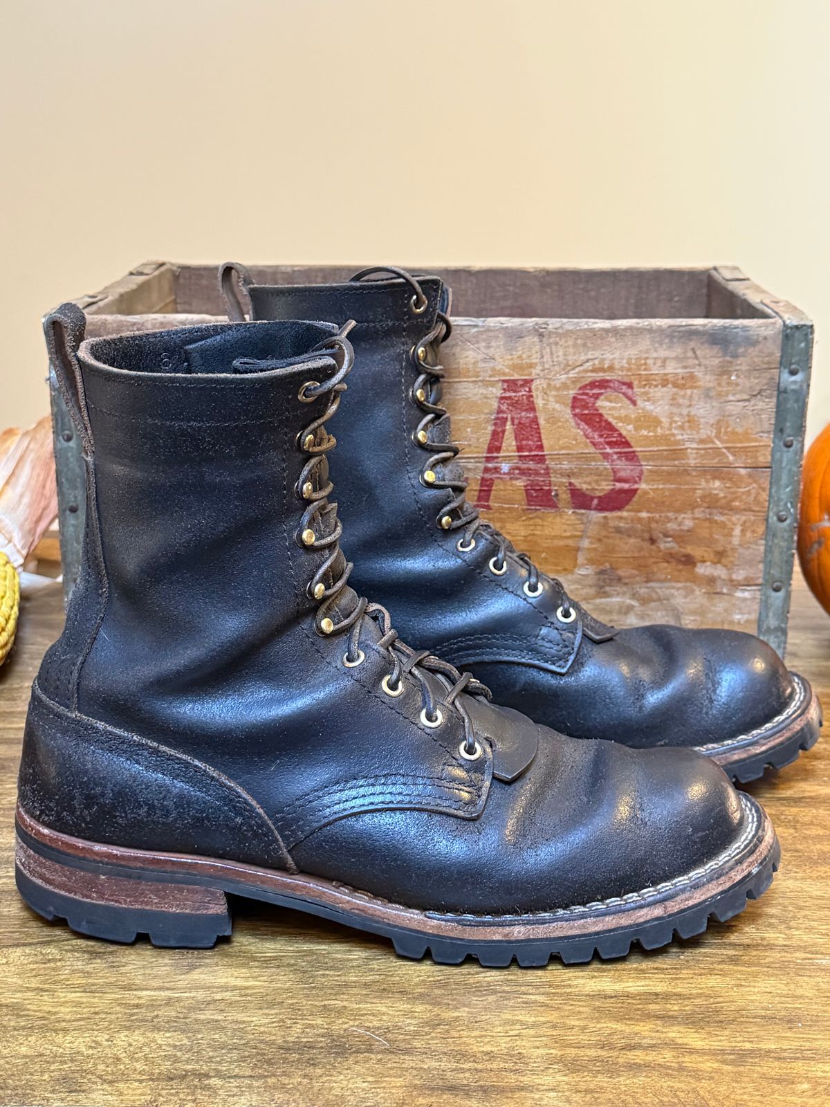 Photo by Odyssey.Rider on November 1, 2025 of the Nicks Overlander in Horween Black Waxed Flesh.