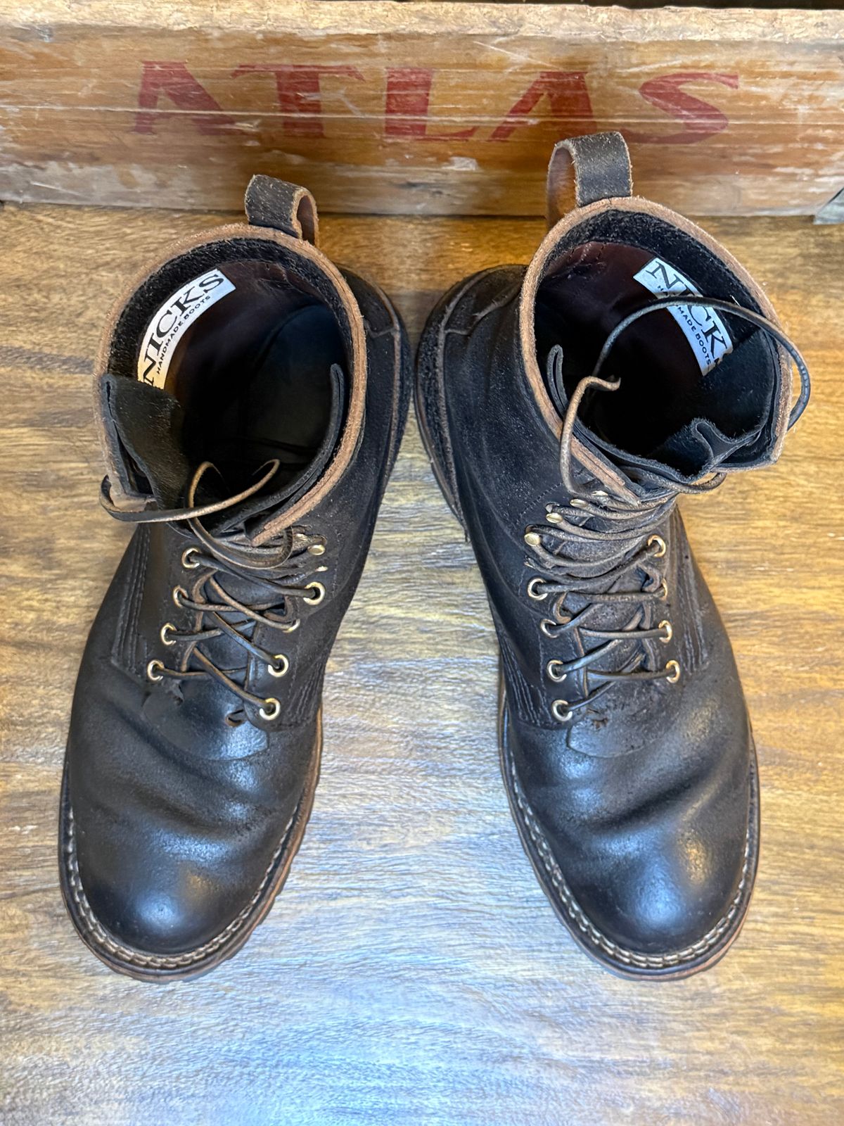 Photo by Odyssey.Rider on November 1, 2025 of the Nicks Overlander in Horween Black Waxed Flesh.