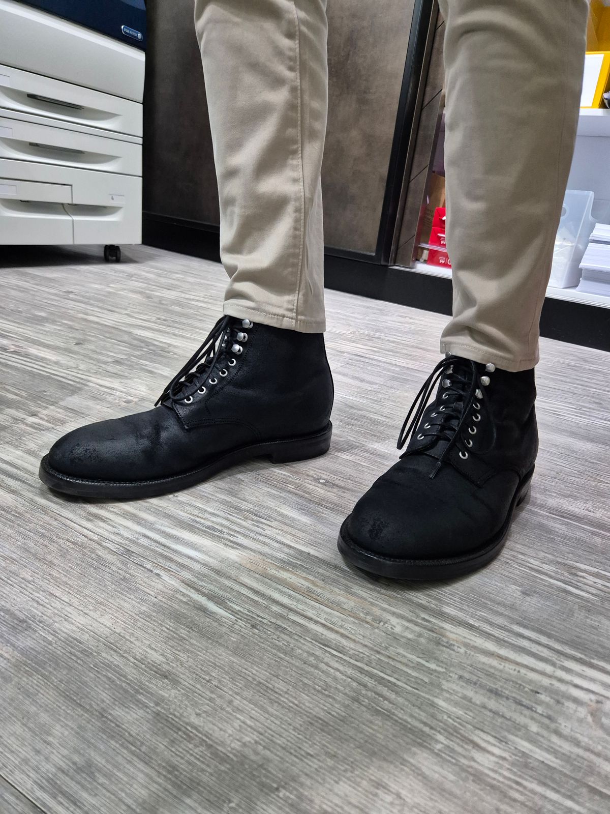 Photo by ryanpiyo on April 2, 2024 of the Grant Stone Edward Boot in C.F. Stead Black Waxy Commander Suede.