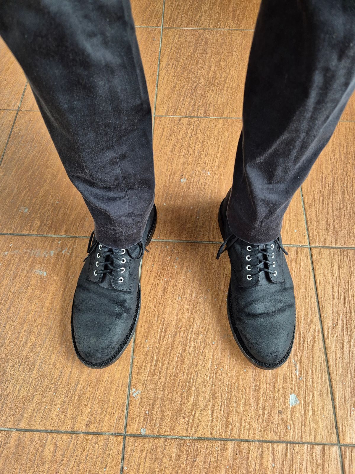 Photo by ryanpiyo on April 15, 2024 of the Grant Stone Edward Boot in C.F. Stead Black Waxy Commander Suede.