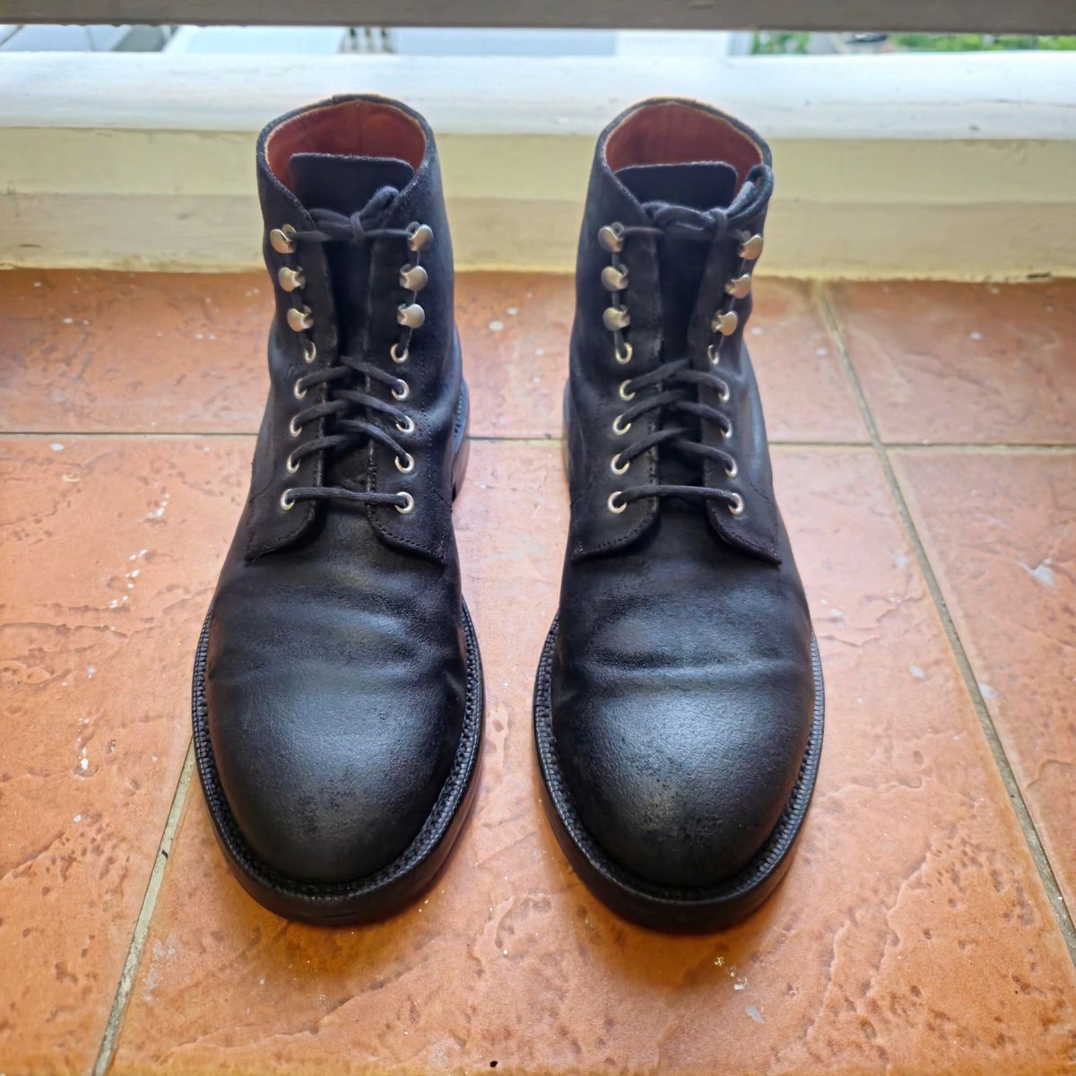 Photo by ryanpiyo on January 2, 2025 of the Grant Stone Edward Boot in C.F. Stead Black Waxy Commander Suede.