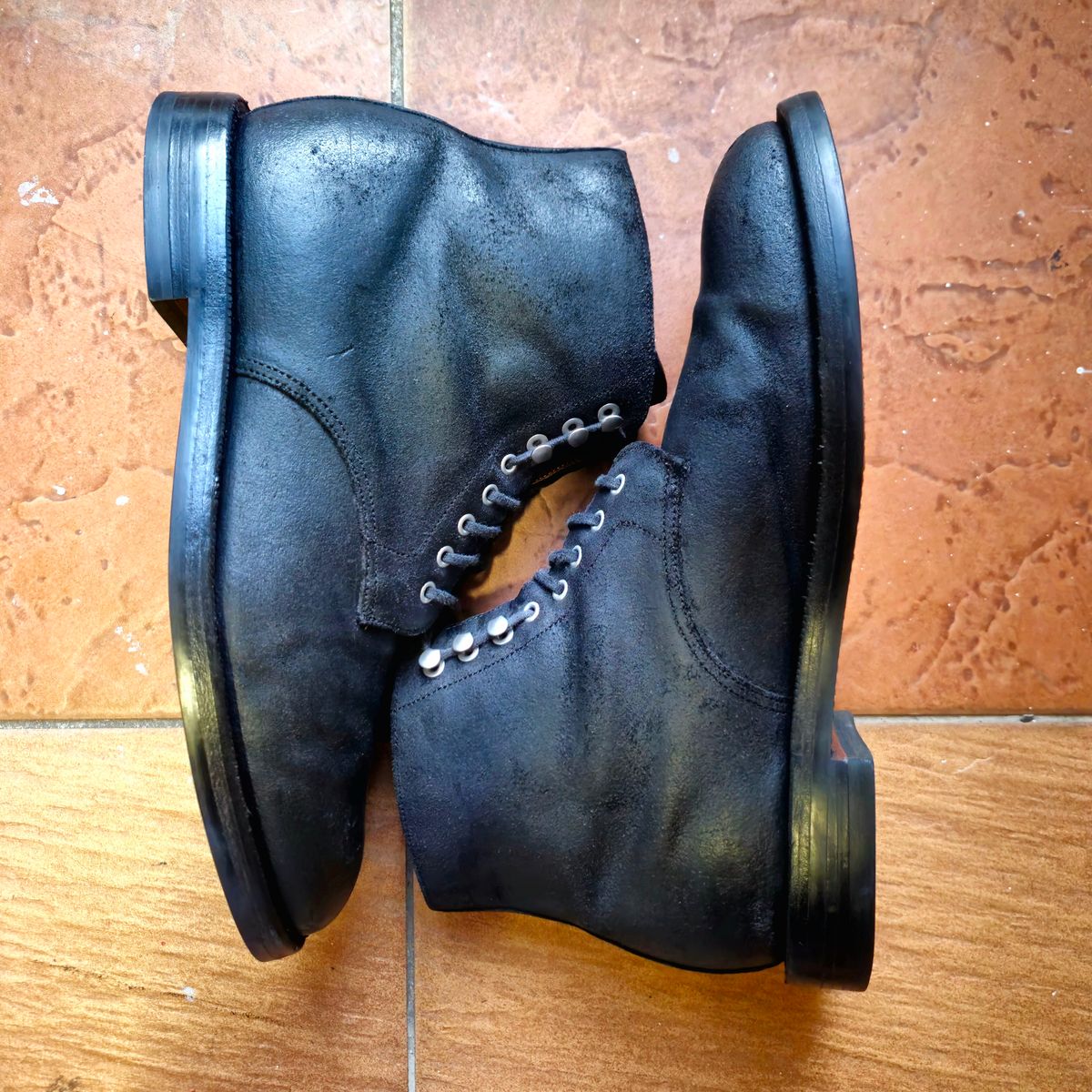 Photo by ryanpiyo on January 2, 2025 of the Grant Stone Edward Boot in C.F. Stead Black Waxy Commander Suede.