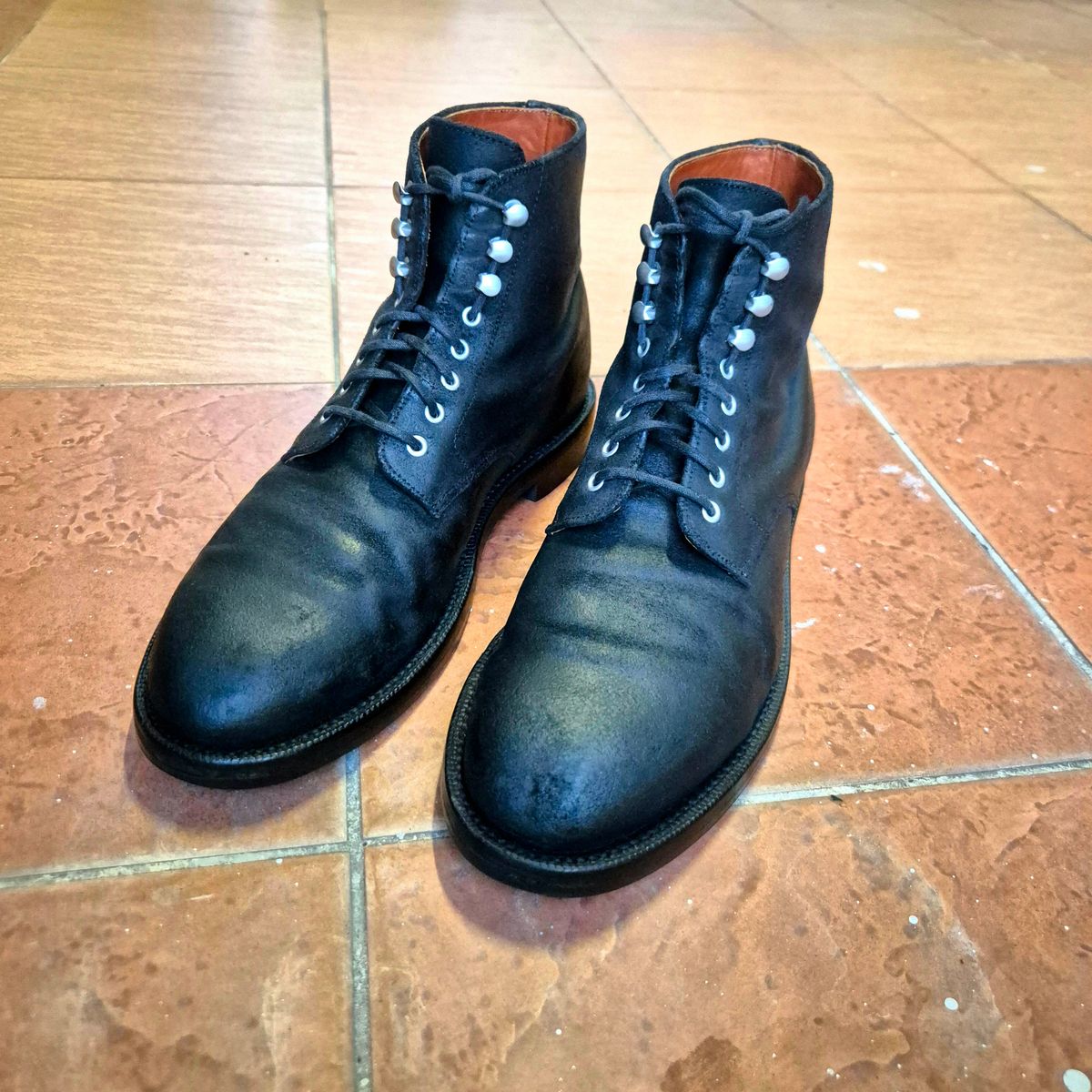 Photo by ryanpiyo on January 2, 2025 of the Grant Stone Edward Boot in C.F. Stead Black Waxy Commander Suede.