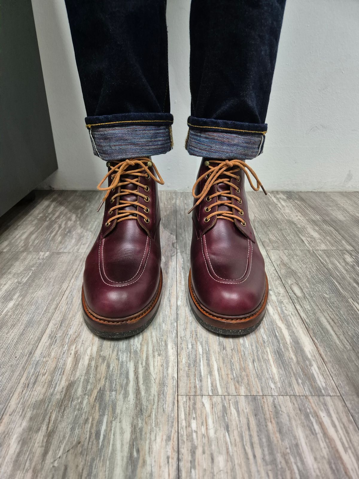 Photo by ryanpiyo on August 29, 2024 of the Junkard Orion in Horween Color 8 Chromexcel.